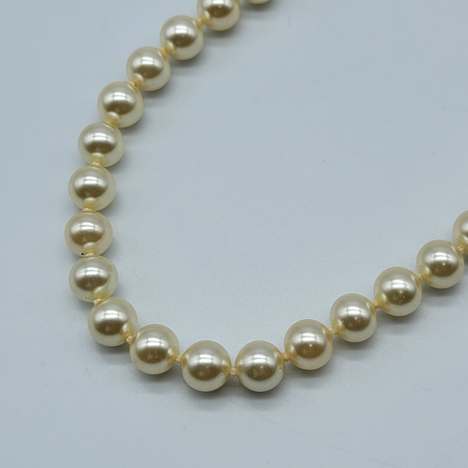 Vintage Faux Pearl Simple Classic Necklace Gold Tone Filigree Clasp 16.5″
