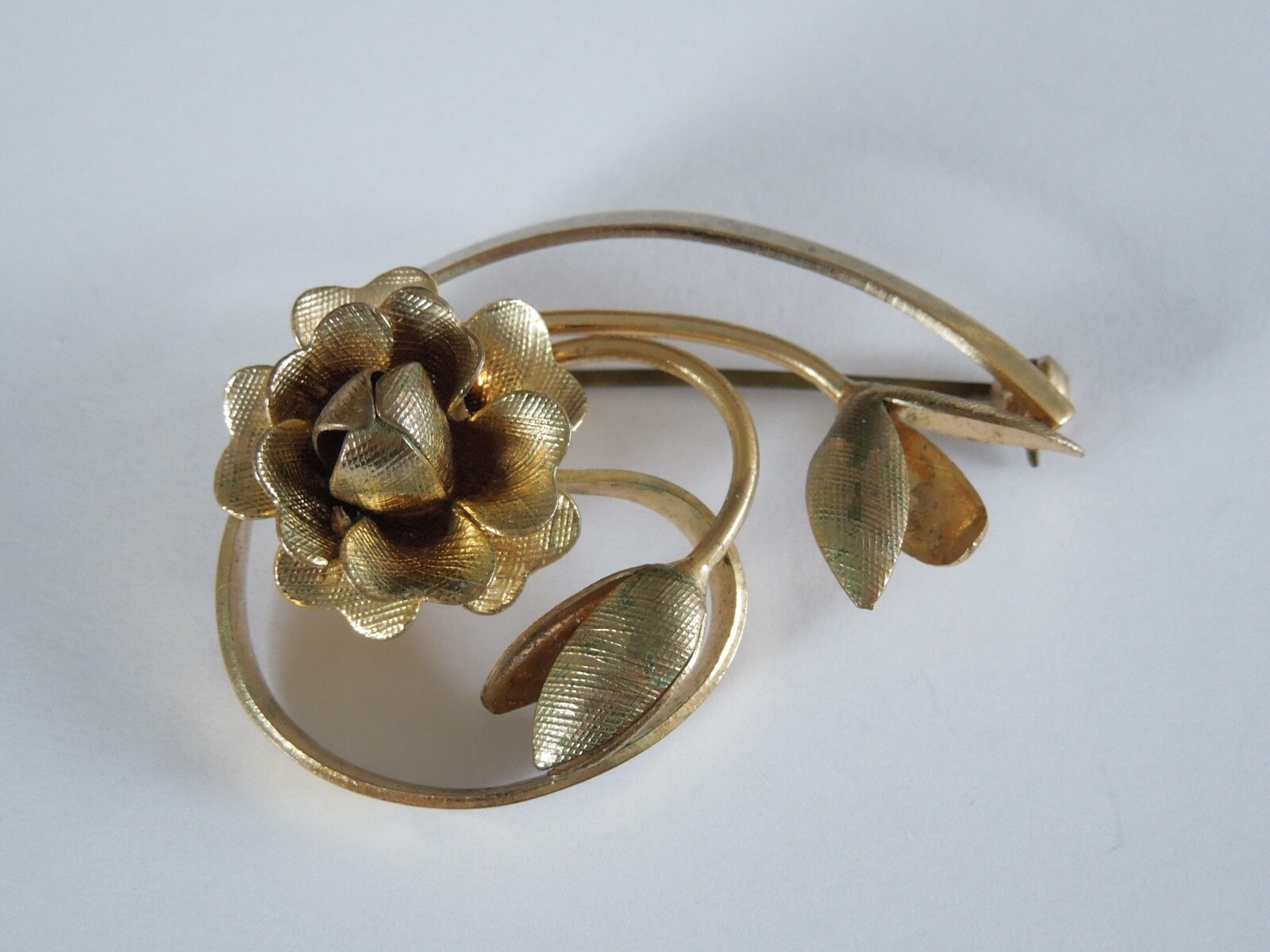 Brass Colored Vintage Brooch Flower Design 7.2 G/4.4 X 2.7 Cm