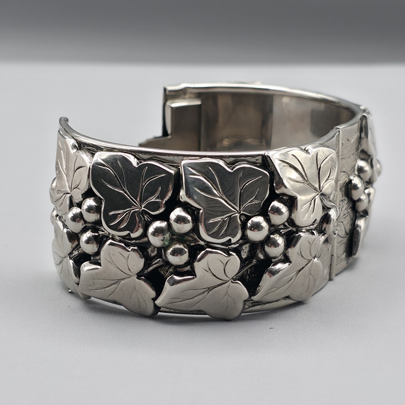Vintage Wide Hinged Cuff Bracelet Silver Tone Grapevine Ivy Leaf Safety Chain…