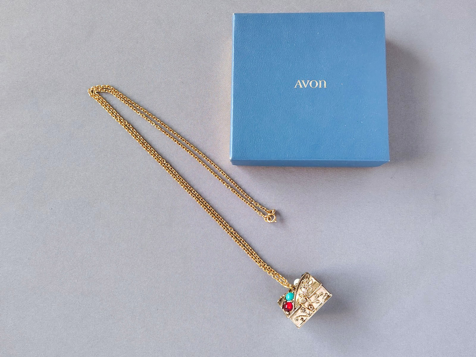 Vintage 1974 AVON ‘Queens Ransom’ Pill Box Charm Necklace IOB Treasure Chest