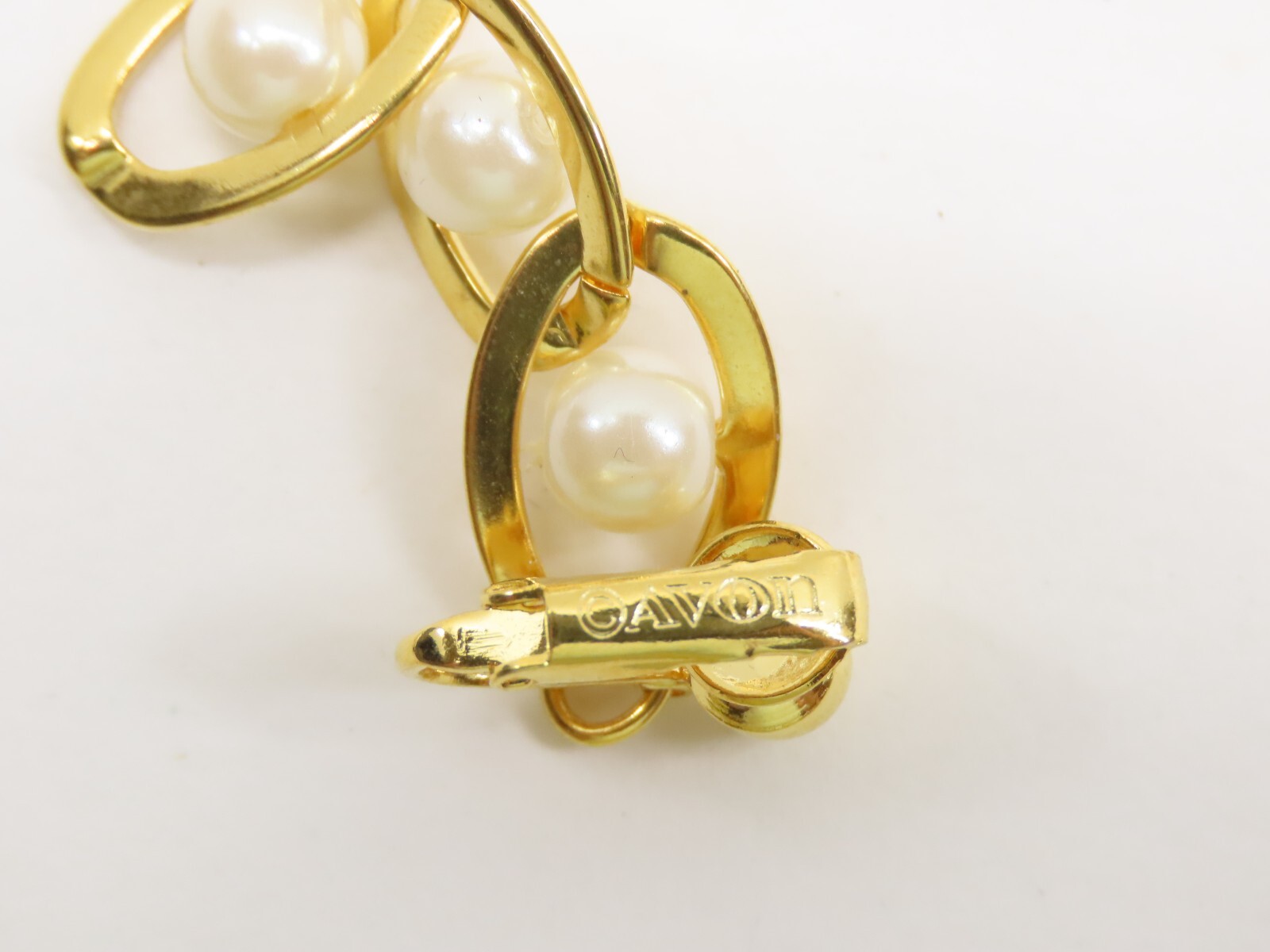 VTG Avon Earrings Dangle Faux Pearl Clip On Gold Tone Triple Chain Link D2564