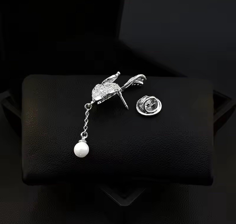 Sterling Silver Intellectual Bunny Rabbit Brooch With 8-9 mm Pearl Drop