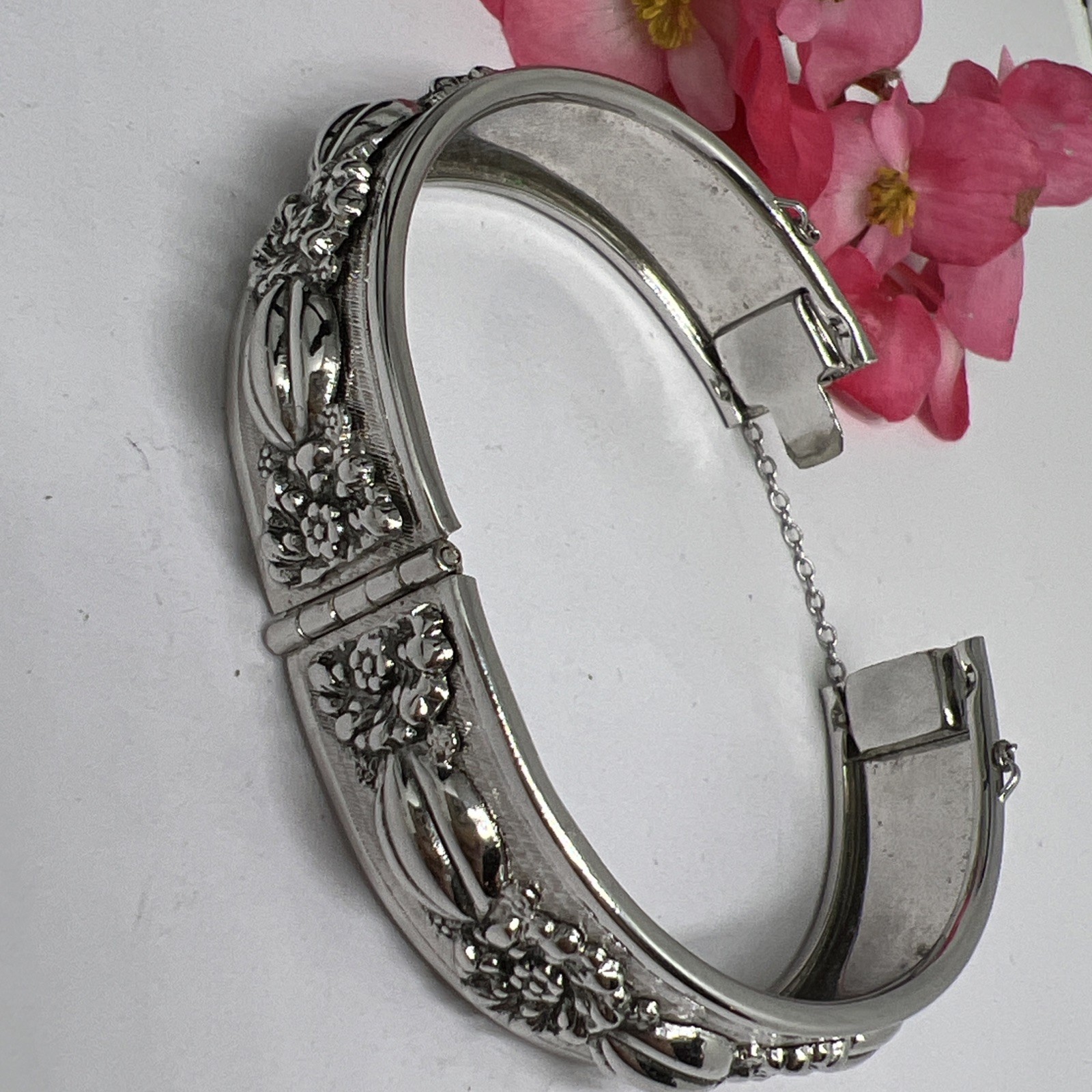 VINTAGE BEAUTIFUL SILVER TONE METAL FLOWER CUFF 7.5” BRACELET WITH SAFETY CHAIN