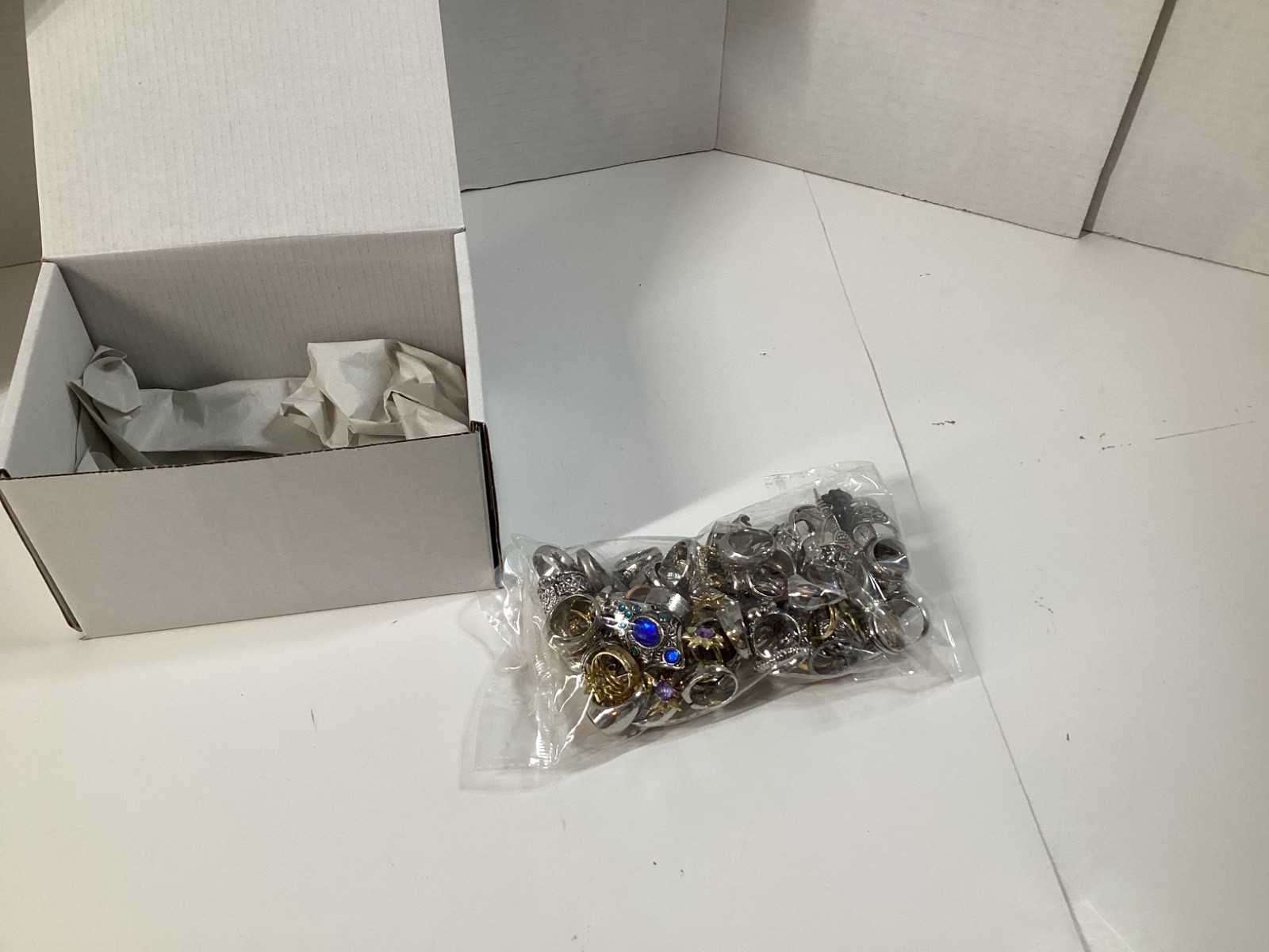 1lb Unsorted Modern Costume Rings Jewelry (M/F) Many Sizes Designs