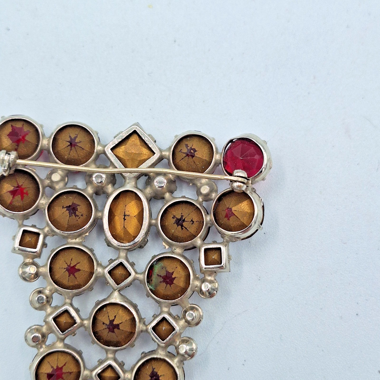 Red and Clear Rhinestone Triangular Brooch Unsigned 2.25″