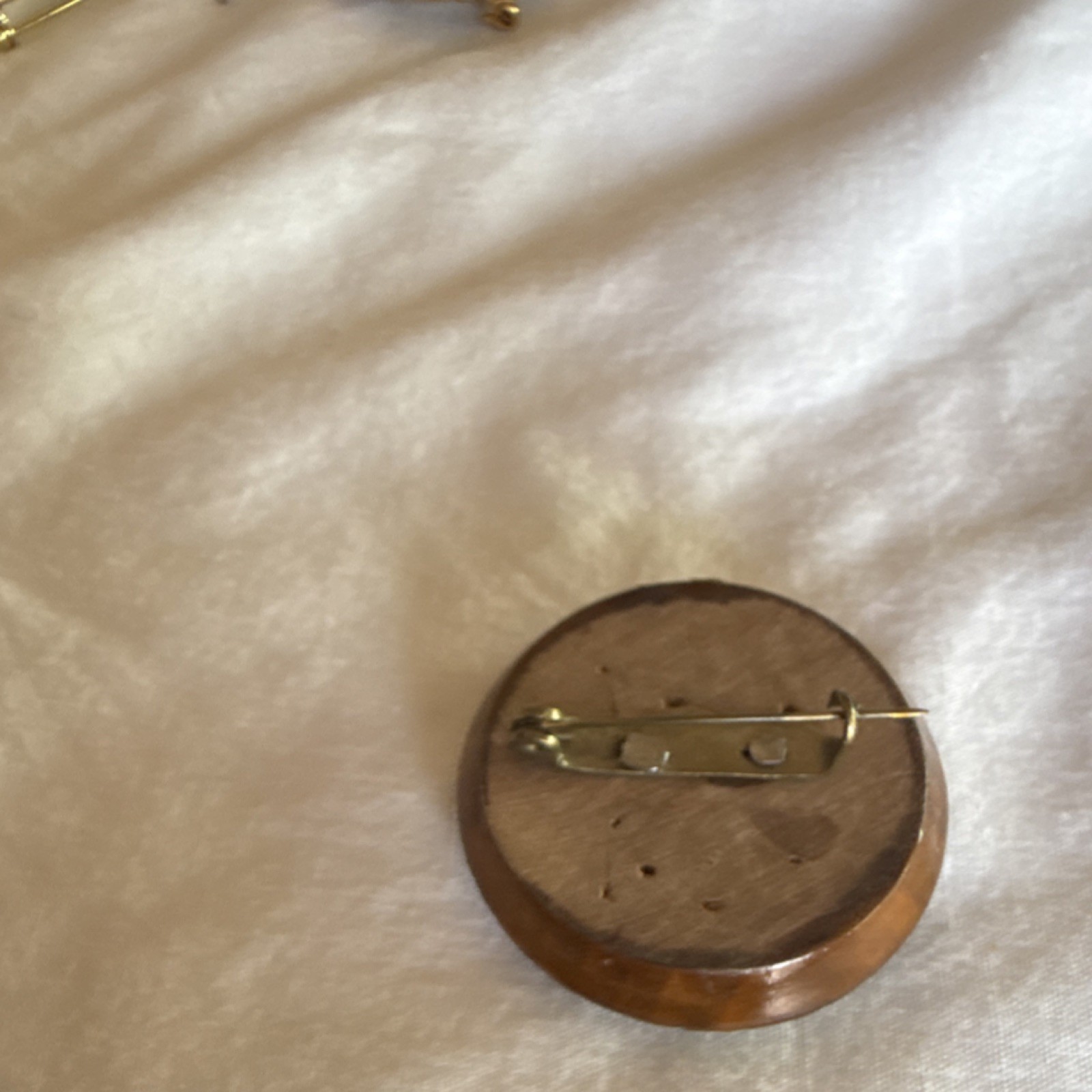 Round Wooden Brooch Pin Brown Fashion Jewelry Unisex Adults No Stone Pin Back