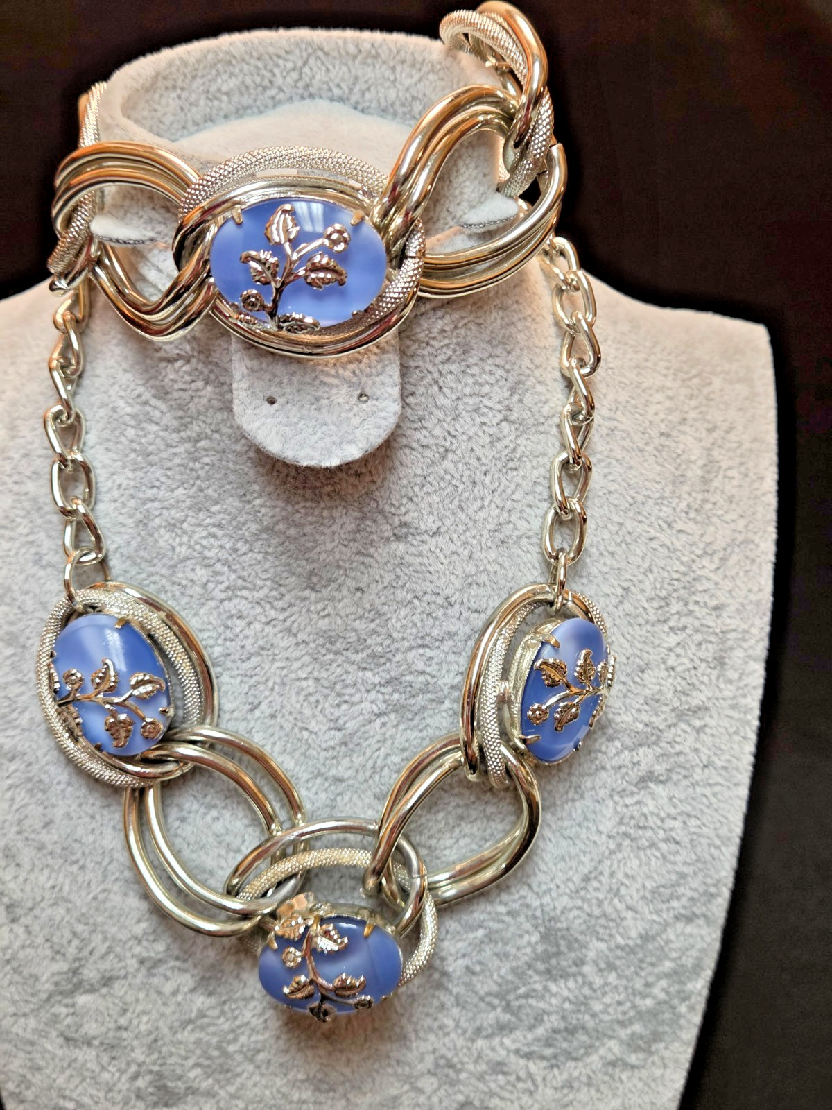VNTG SILVER TONE TWISTED LARGE LINK BLUE LUCITE CABOCHON NECKLACE & BRACELET SET