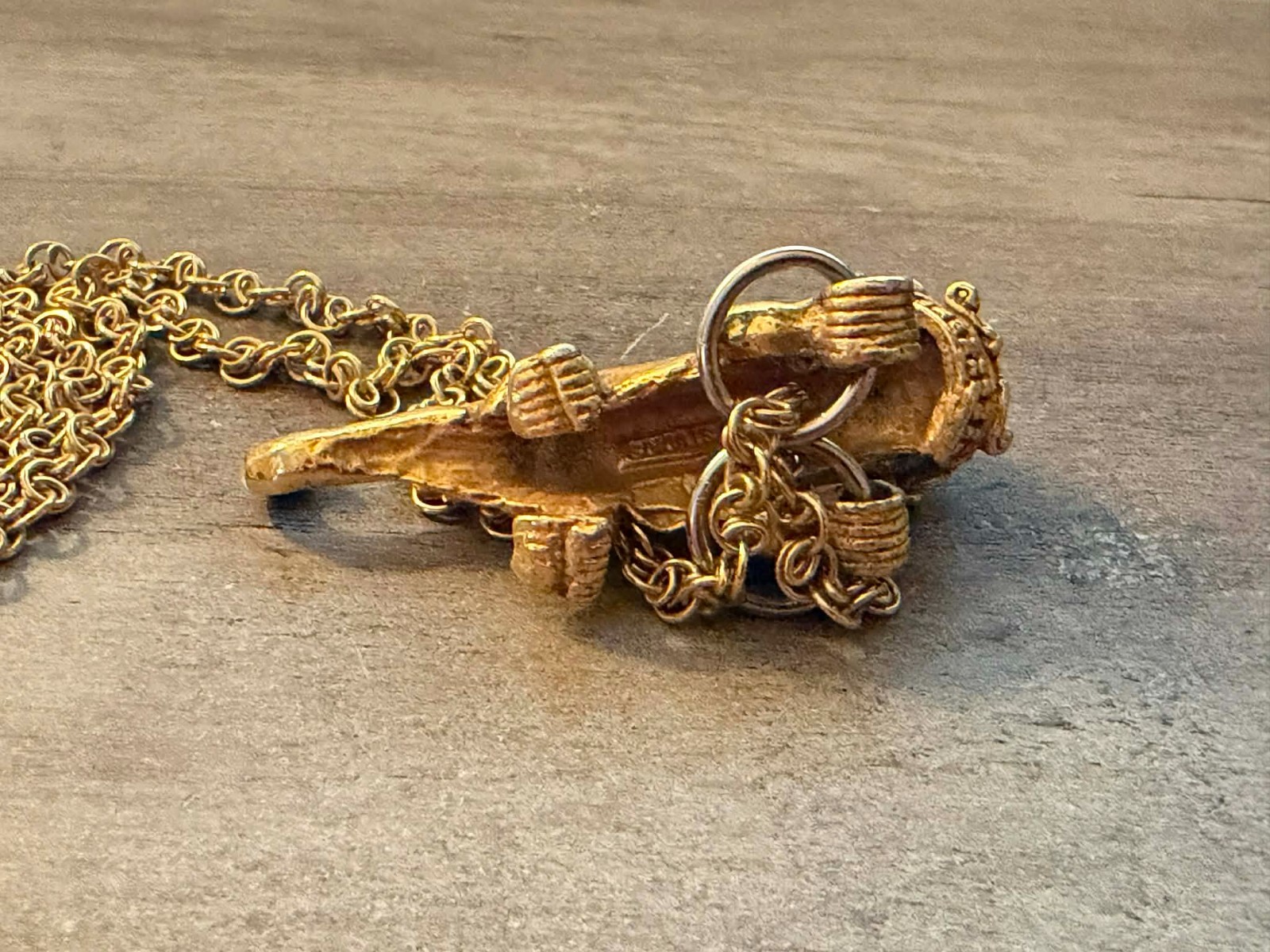 VINTAGE GOLD TONE MYTHICAL BEAST CREATURE PENDANT NECKLACE UNIQUE PIECE