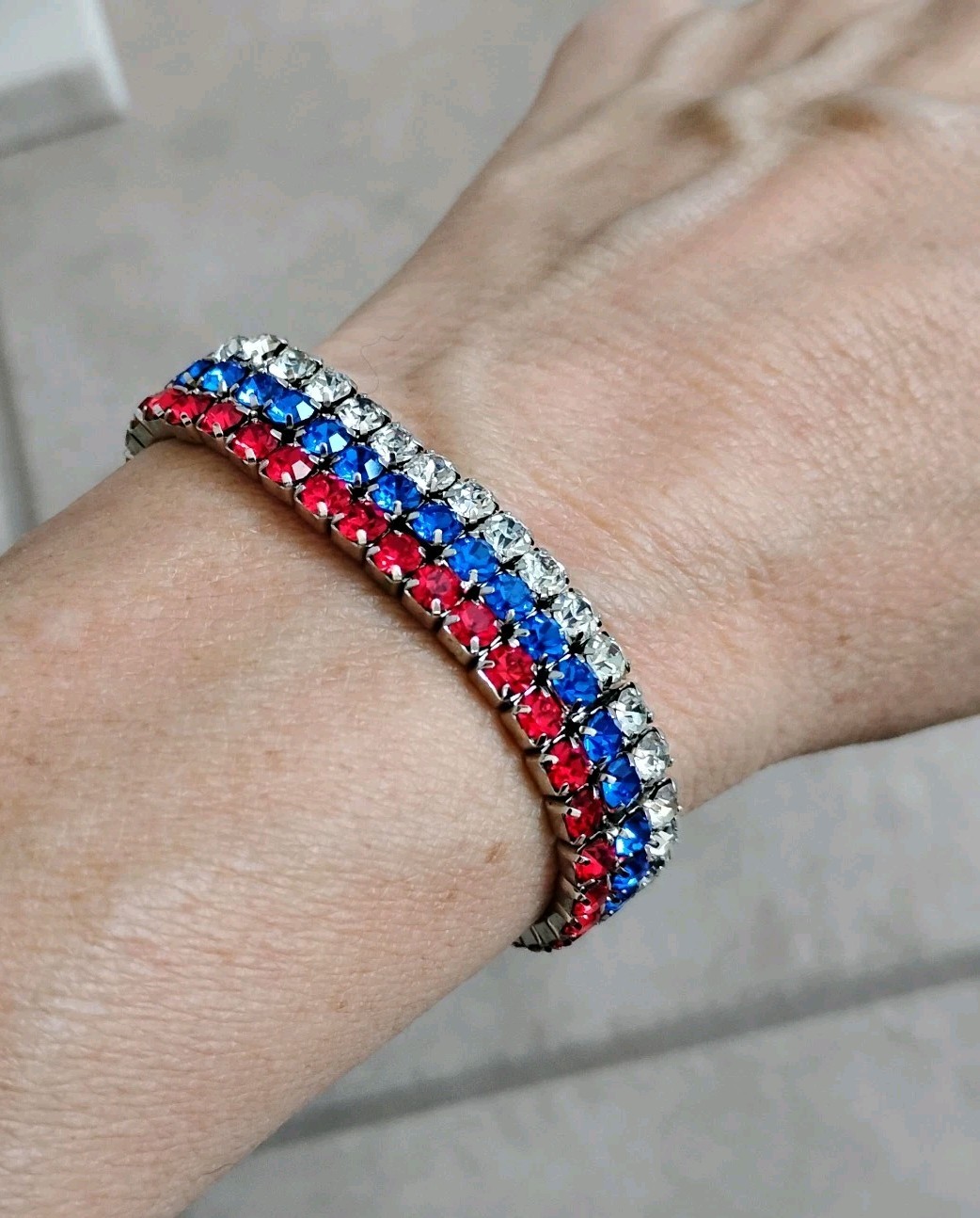 Vtg Quality Patriotic Silvertone Red White Blue Stretch Metal Bracelet Rhineston
