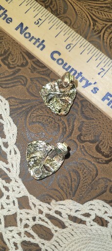 VINTAGE Red & Gold Unbranded Enamel Metal Alloy Clip-on Earrings Great Condition