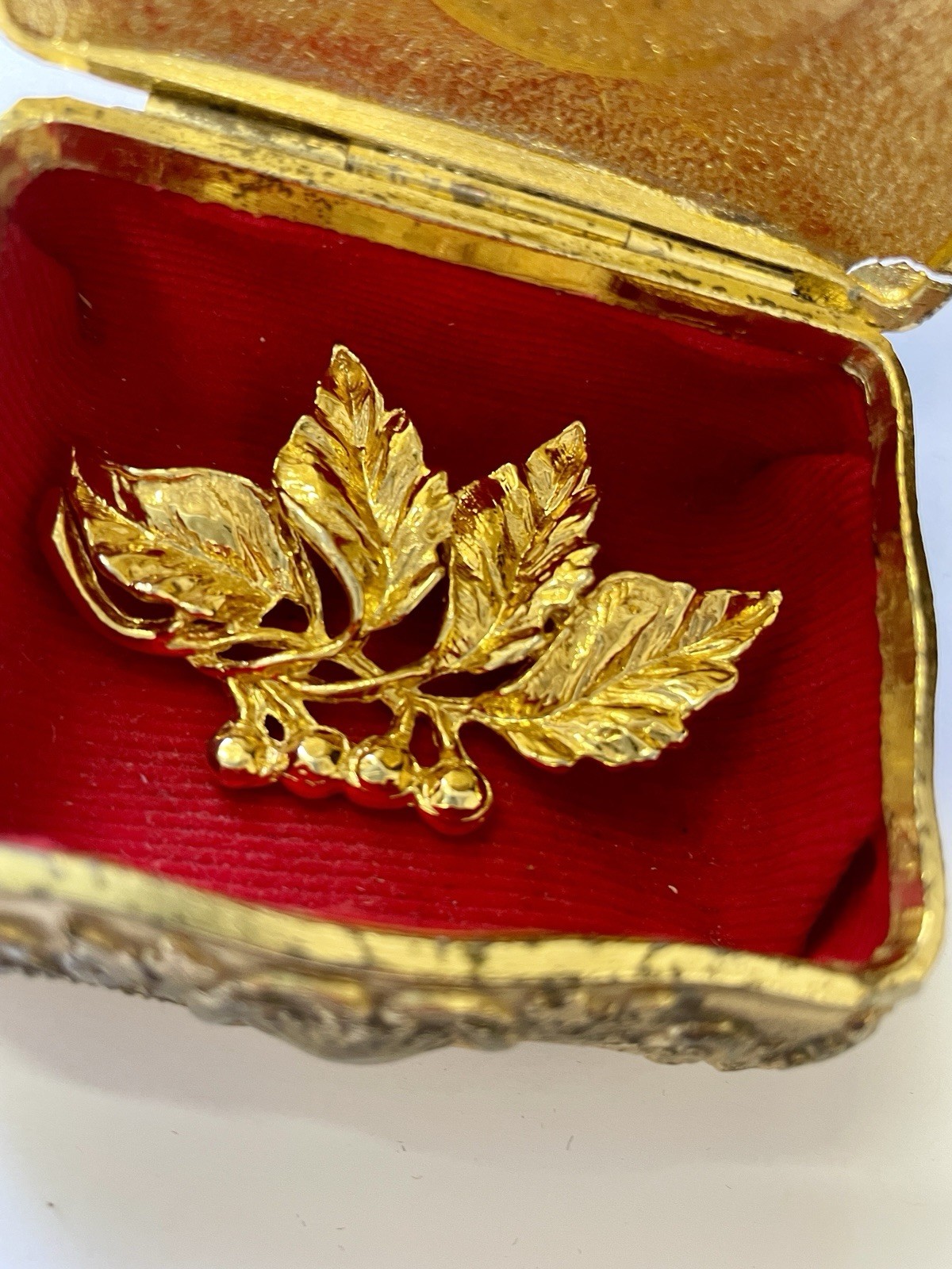 Golden Leaves & Berries Brooch Pin 2″ Accessory Textured Botanical Motif Trendy