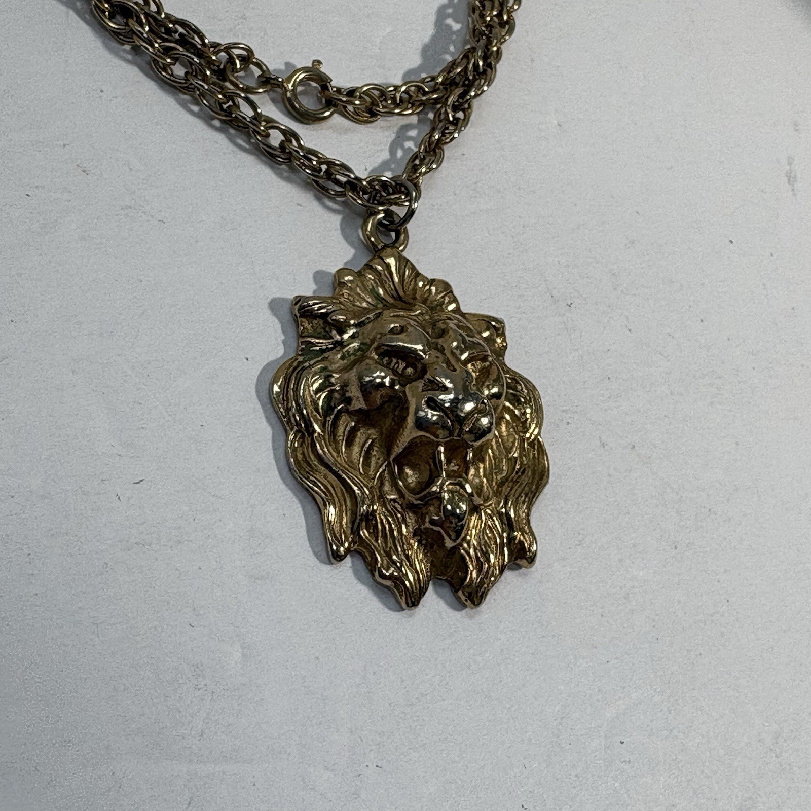 Vintage Gold Tone Lion Head Pendant Necklace Raised Design Leo Zodiac 20″ Chain