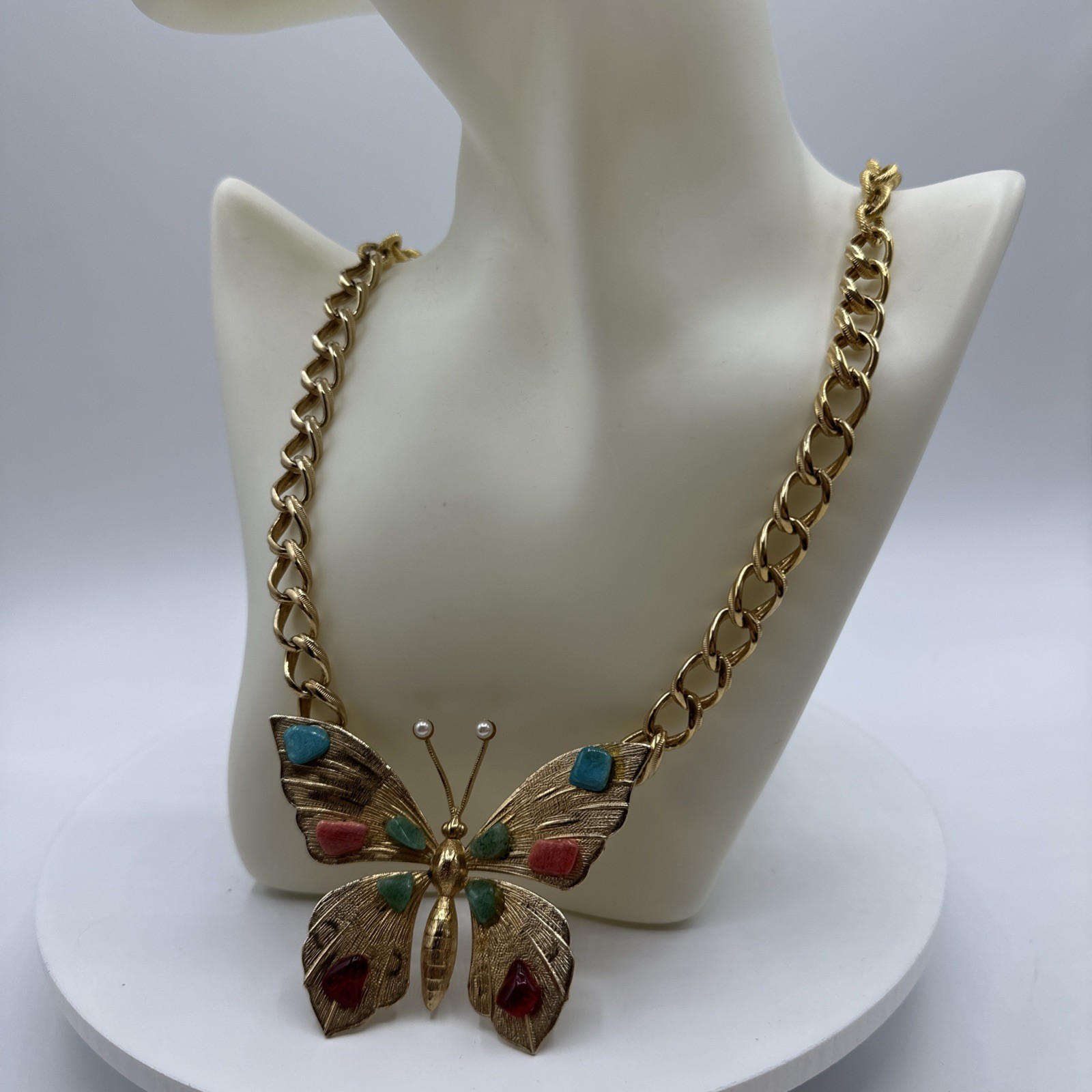 Vintage Focal Point Butterfly w/MultiStones Gold Toned Necklace. See pics.