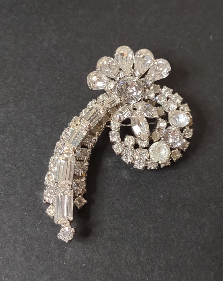 Very Pretty Kramer Of New York Brooch
