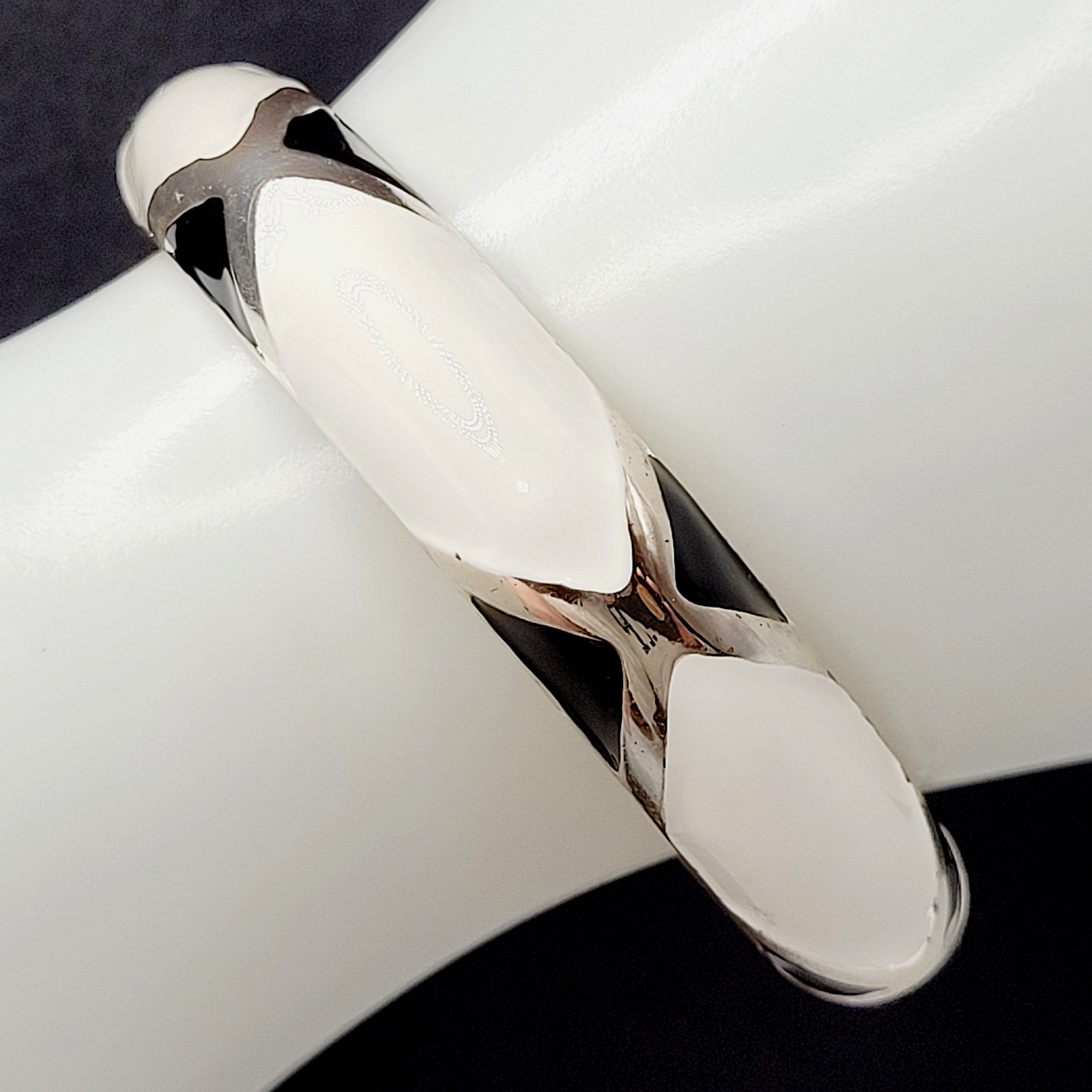 Black White Geometric Abstract Enamel Print Silver Tone Hinged Bangle Bracelet