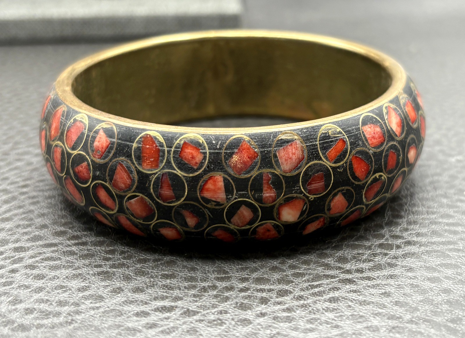 VTG Ethnic Brass Tone Black Red Coral Chip Circles Bangle Boho Bracelet 8.25”