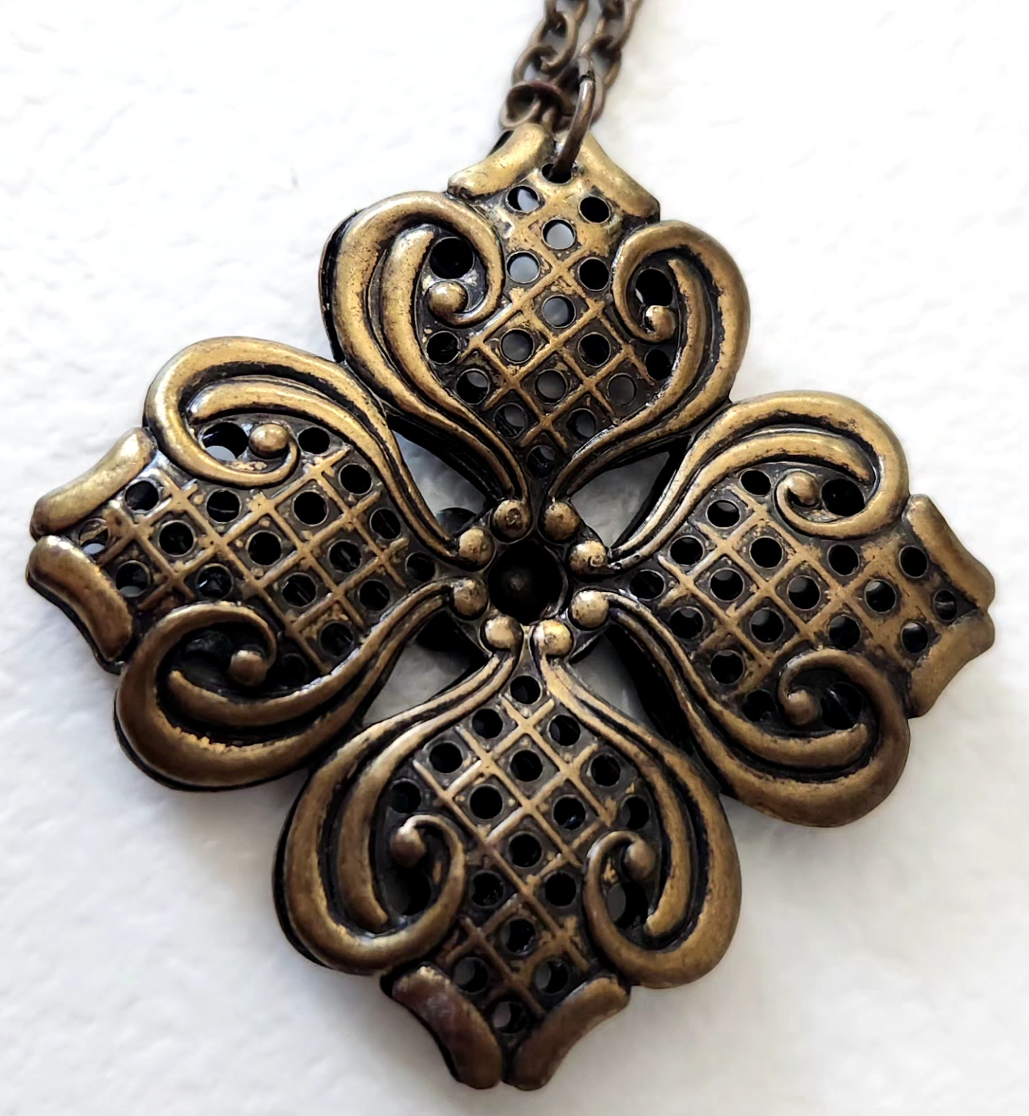 Antique necklace bronze/goldtone designed amber color flower quatrefoil pendant