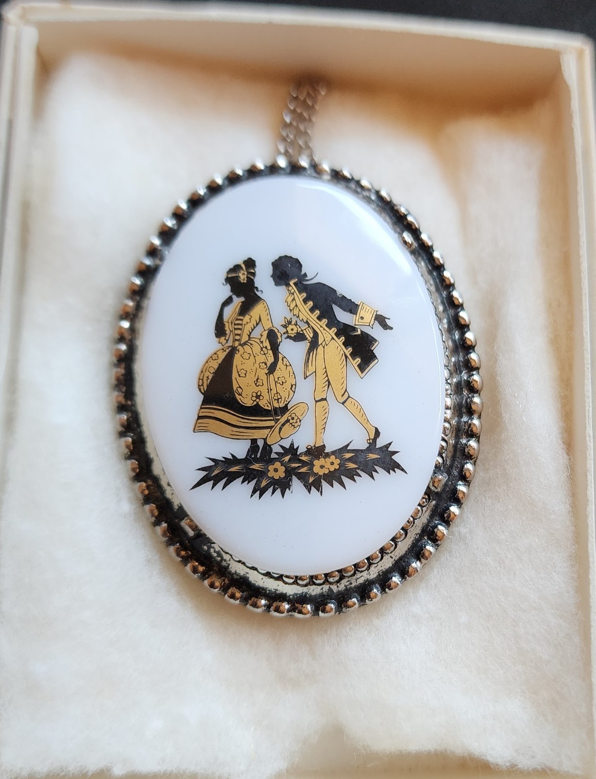 Vintage Victorian Lovers Shy Cute Courting Scene Cameo Pendant Necklace NOS