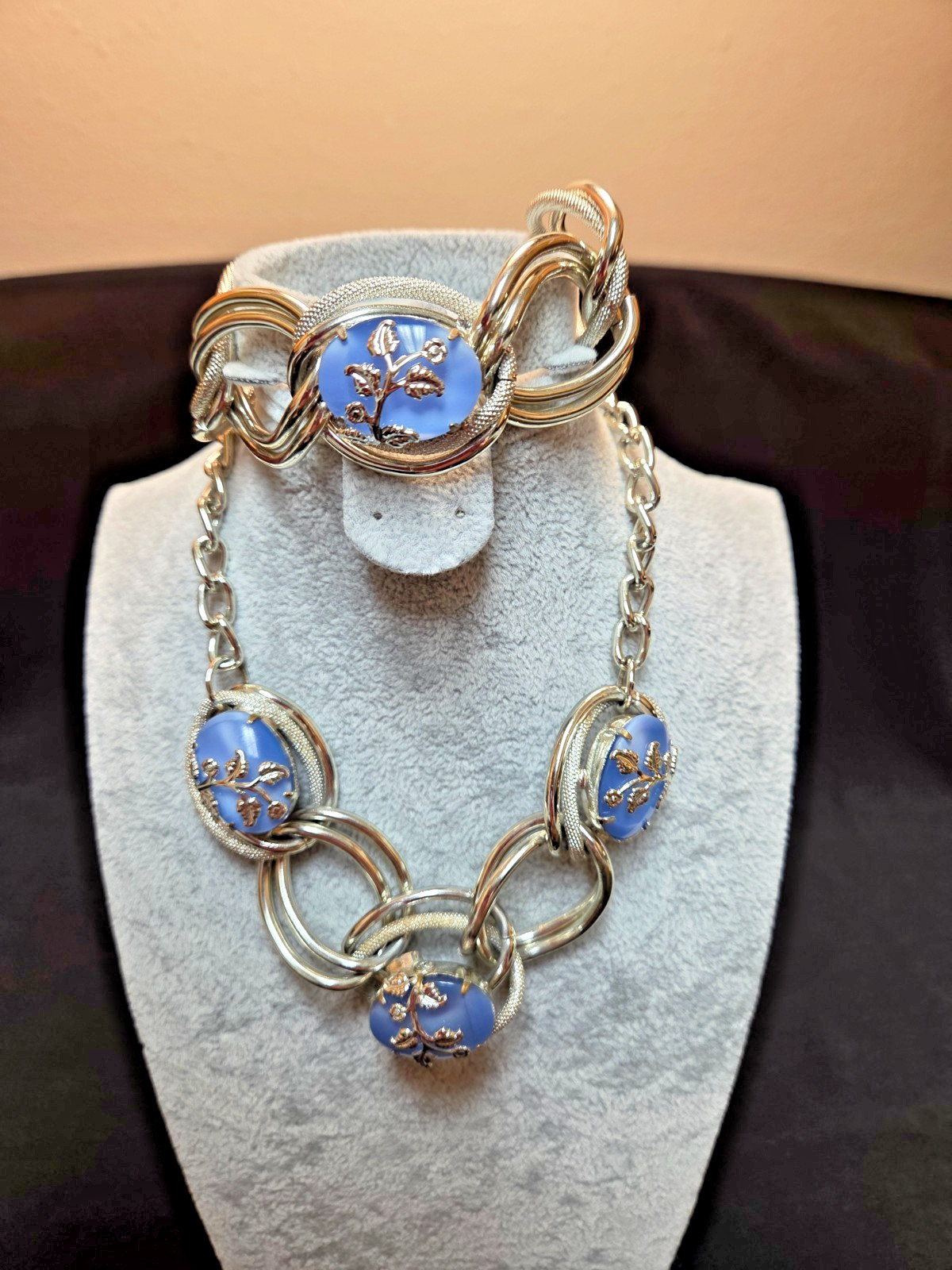 VNTG SILVER TONE TWISTED LARGE LINK BLUE LUCITE CABOCHON NECKLACE & BRACELET SET