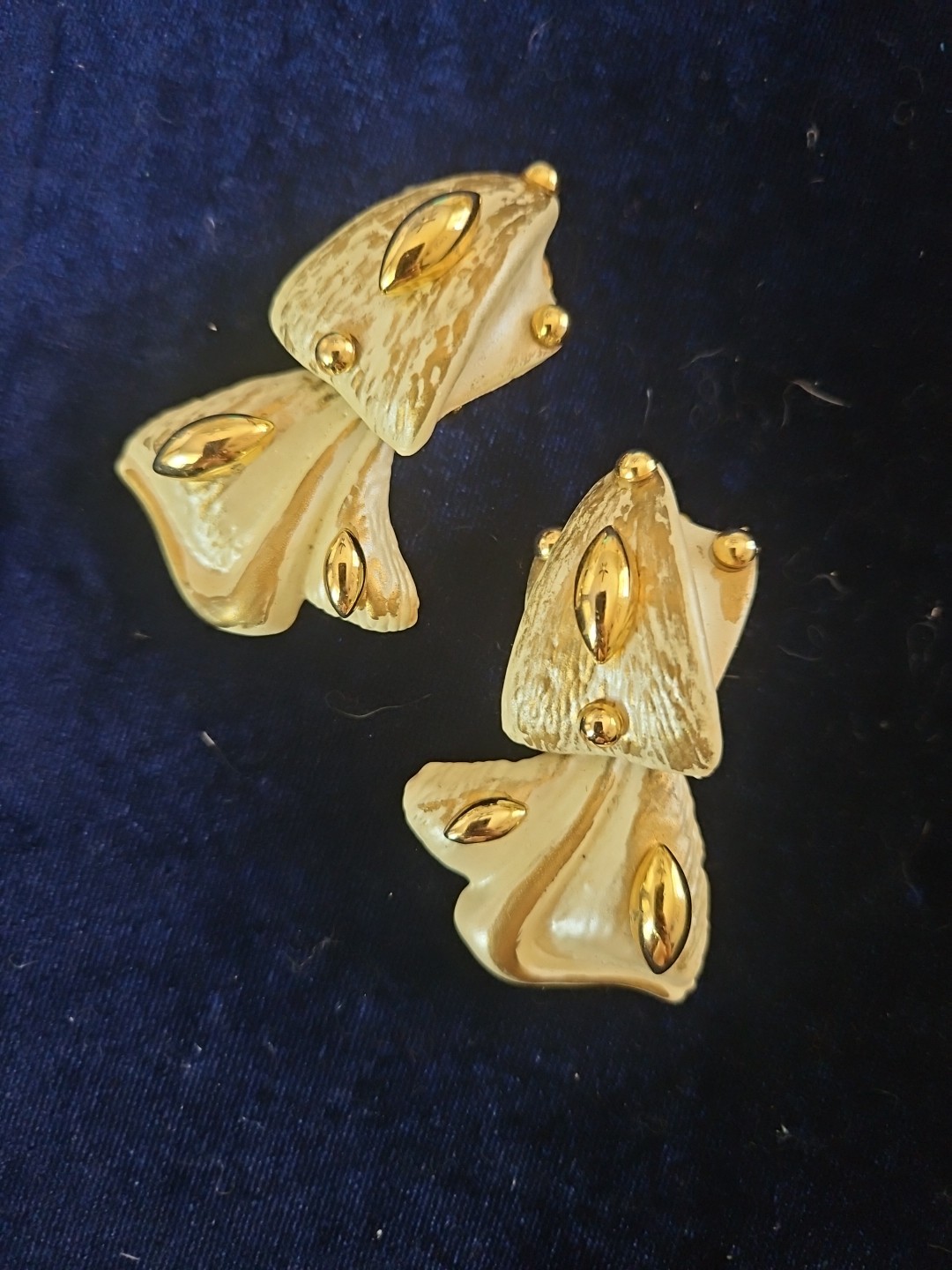 Vtg 1980s Jeff Lieb Lightweight Cream Door Knocker Clip On Earrings #22
