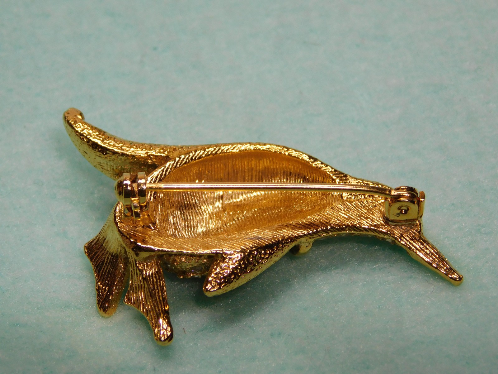 Very Nice Gold Tone 1.75″ W/Faux Diamonds Penguin Brooch in Very Good Condition
