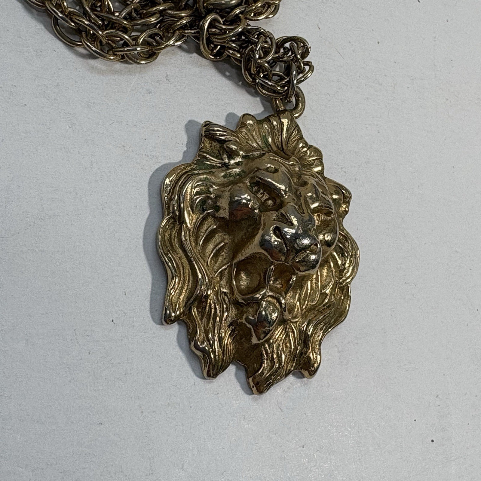 Vintage Gold Tone Lion Head Pendant Necklace Raised Design Leo Zodiac 20″ Chain