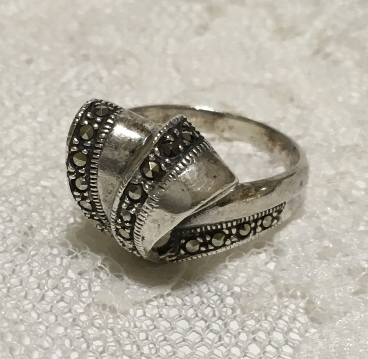 Vintage Sterling Silver Ring Womens Sz 8.25 Ribbon Bow design Marcasite Accents