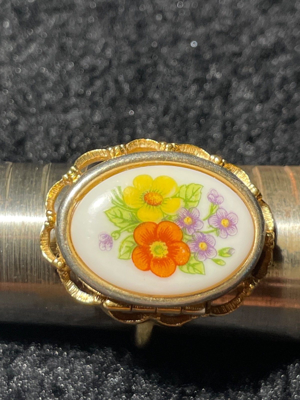 Vintage Avon Floral Ring Gold Tone Oval Porcelain Style Locket Adjustable Band