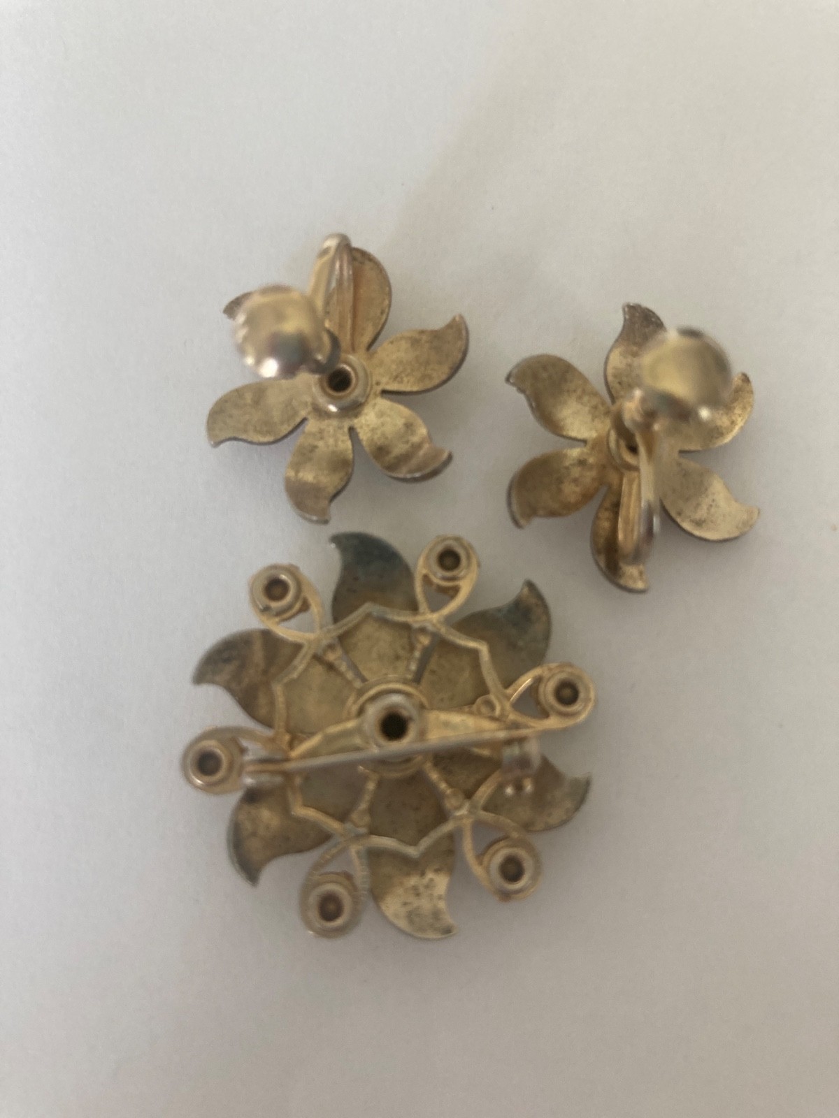 Vtg Enamel Flower Brooch and Screw Back Earrings Rhinestone Set -READ see pics