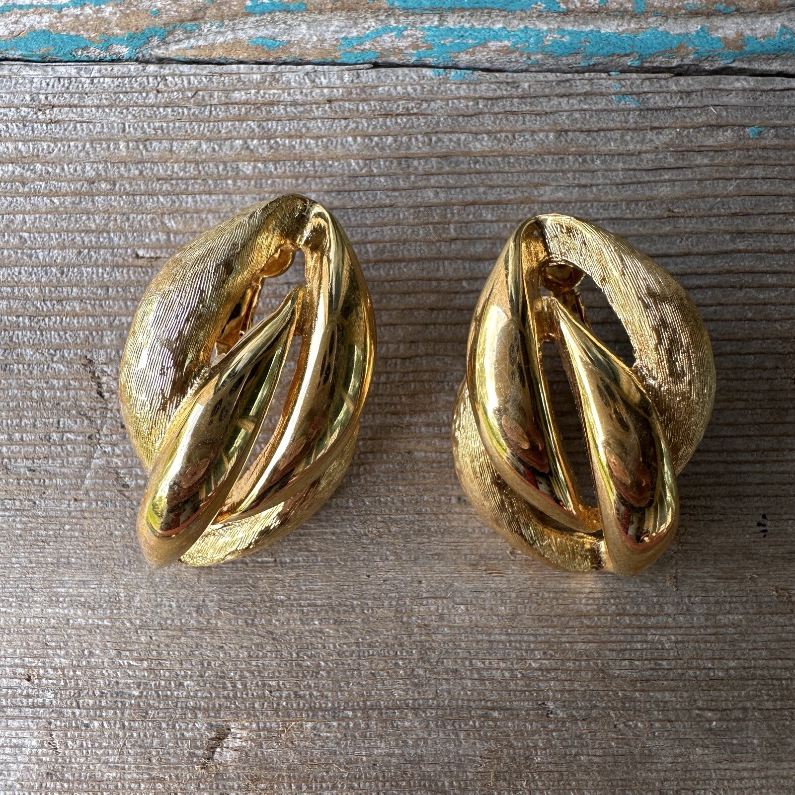 VTG Napier Earrings 1.5 Inch Swirl Ribbed Brushed Gold Plated Screw Back Retro