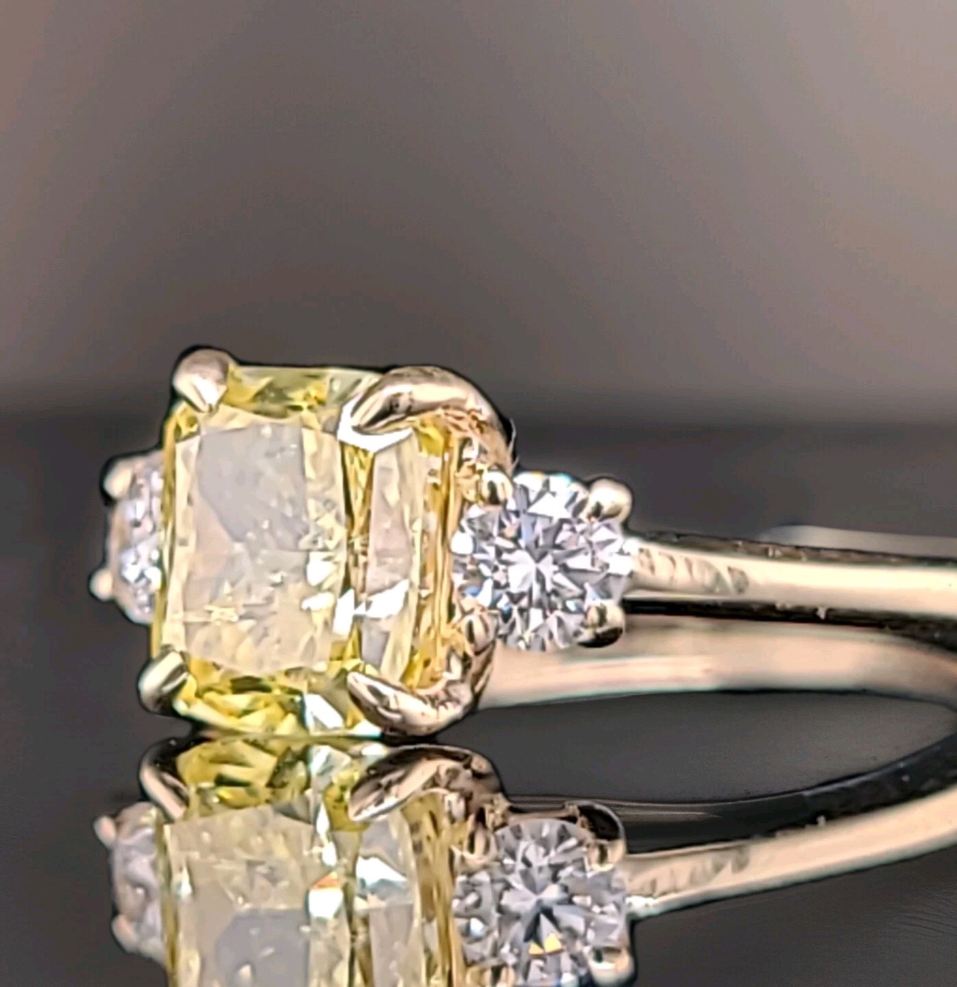 14k Yellow Gold Ring 1.81CT.Natural Fancy Vivid Yellow Diamond Cushion GIA CERT