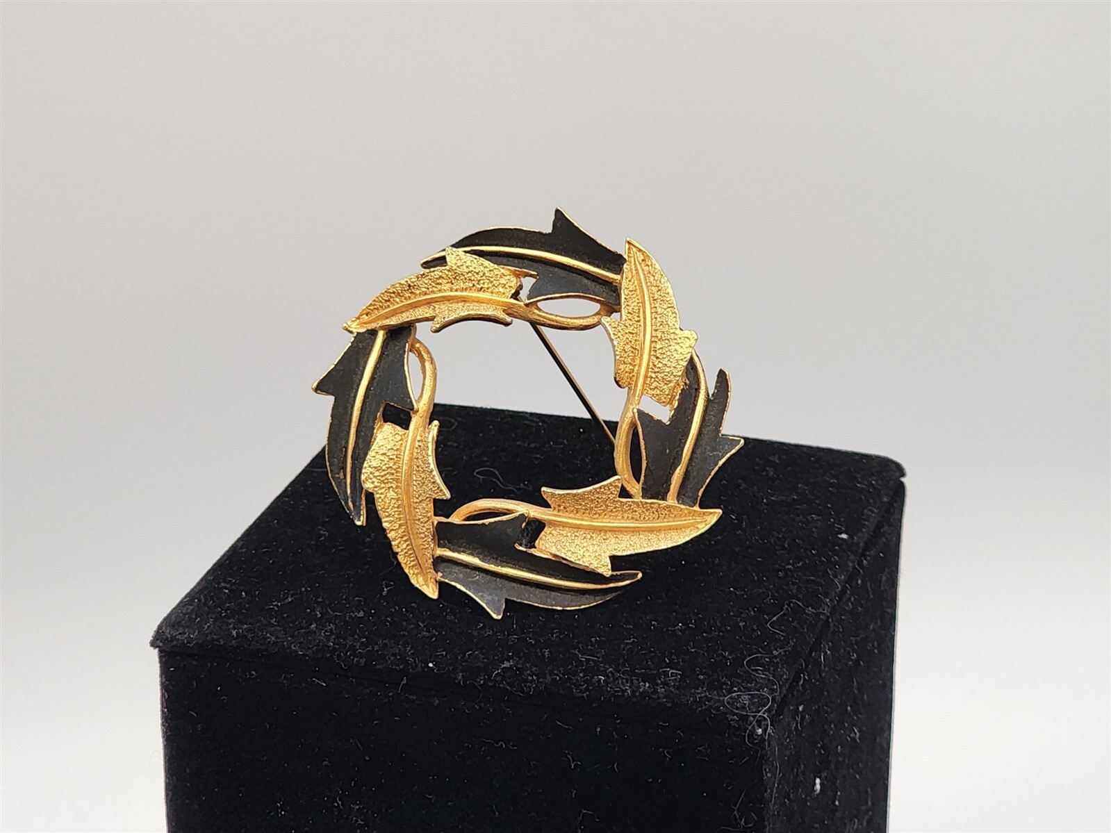 Vintage Mode Art Black & Gold Tone Leaf Bracelet, Brooch, Clip Earrings Set