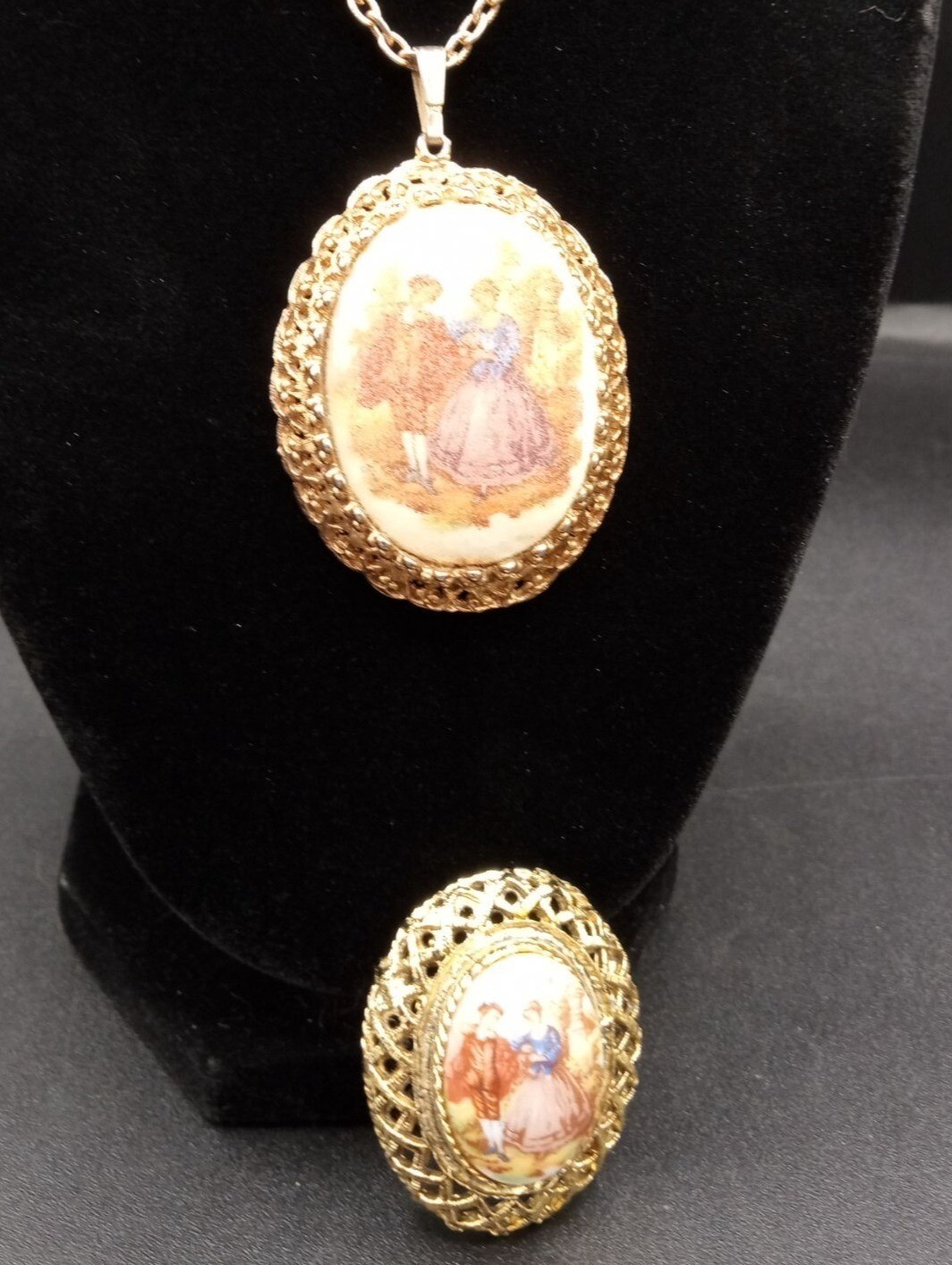 Pendant Necklace Brooch Set Vintage Germany Courting Scene 21 In Gold Tone Chain