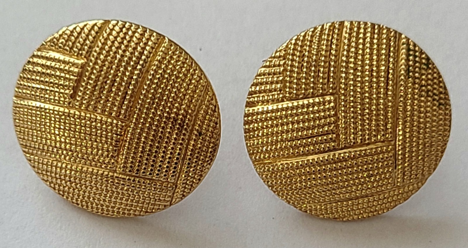 VINTAGE STUNNING BUTTON SIGNED MONET PIERCED EARRINGS