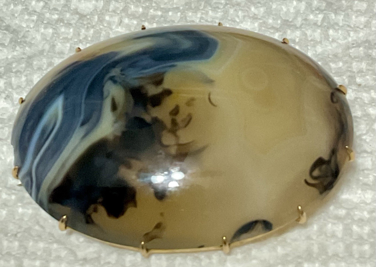 A Stunning 14K Yellow Gold Agate Brooch / Pendant. In Excellent Condition.