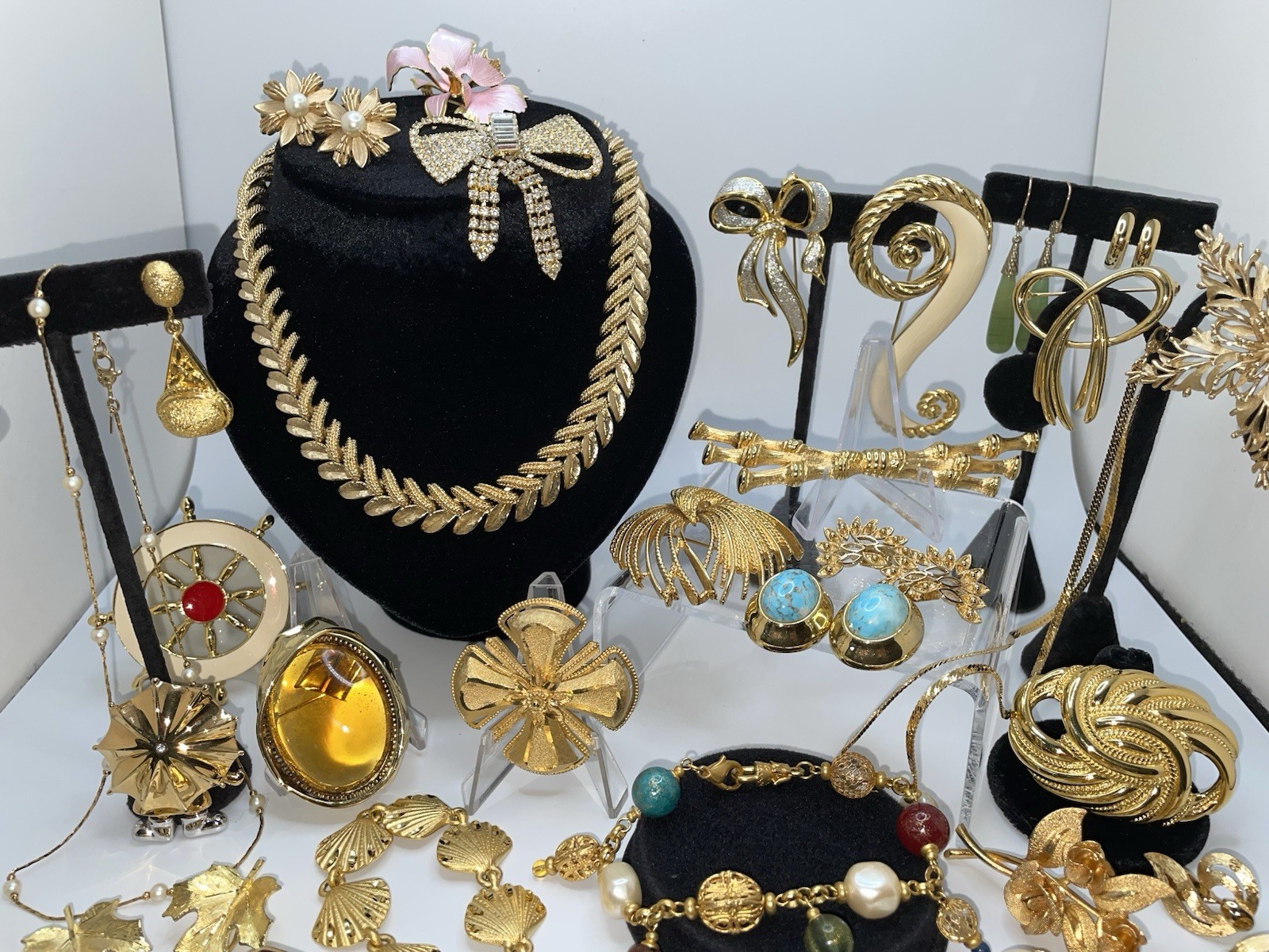 29 Pcs Vintage Gold Tone High End Jewelry Brooch Necklace Earrings Bracelet Lot