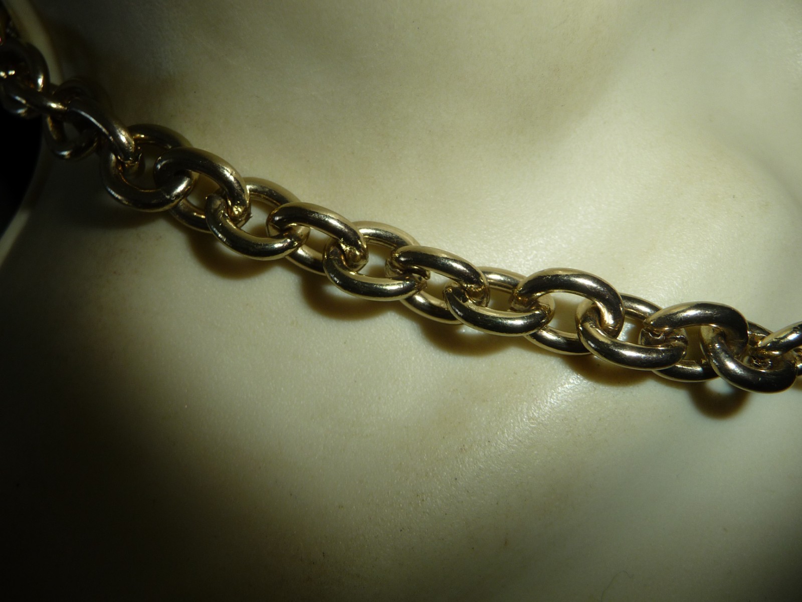 “G” SIGNED PENDANT ON HEAVY GOLD TONE LINK CHAIN COLLAR NECKLACE #1/19