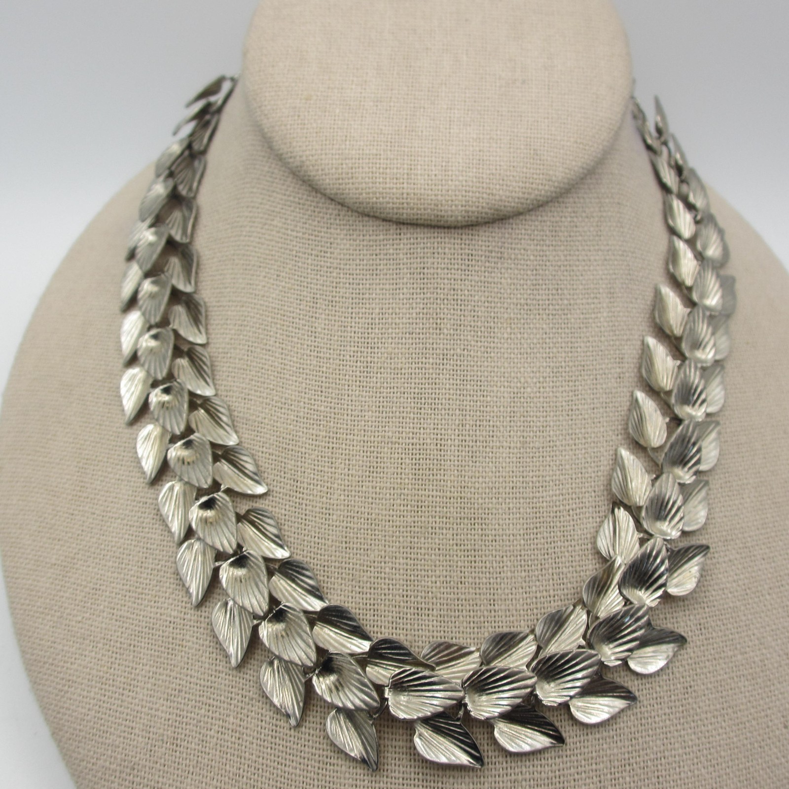 Vintage Ribbed Leaf Necklace Silver Tone Choker 16 Inch