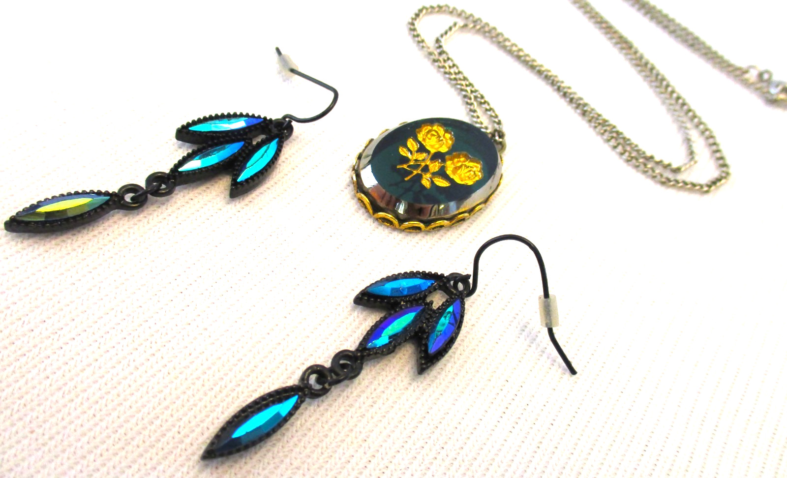 Lovely Vtg Green Glass Pendant with Gold Roses & Aurora Glass Pierced Earrings