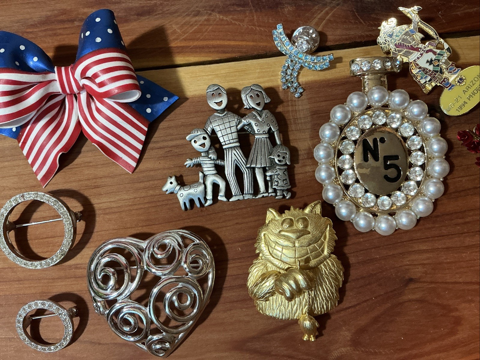 Vtg Jewelry Lot Of 10 JJ DM & Unsigned Mixed Metals Brooches Color Stones