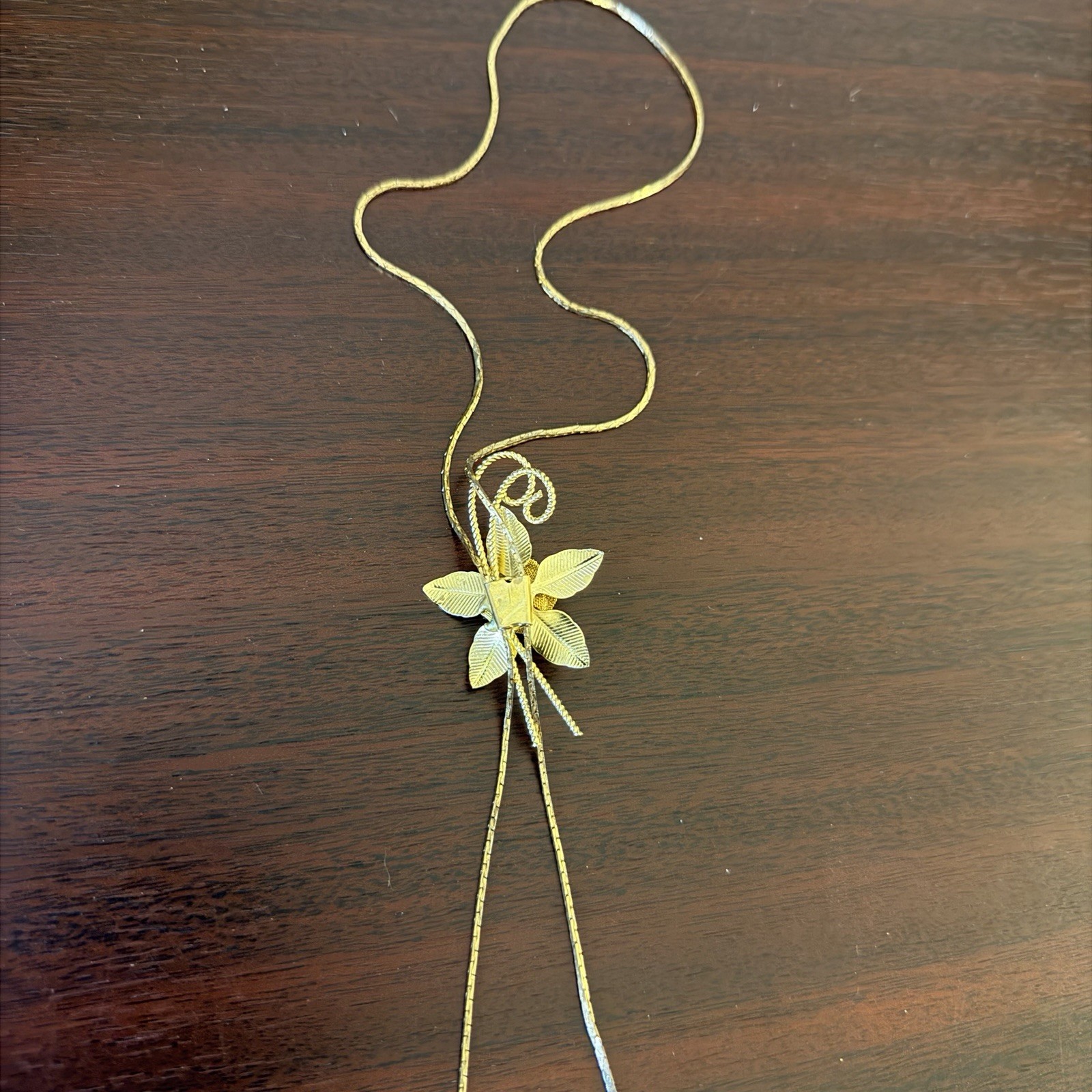 Stunning Gold Tone Bolo Lariat Style Necklace W/ Gold Roses & Mesh In EUC