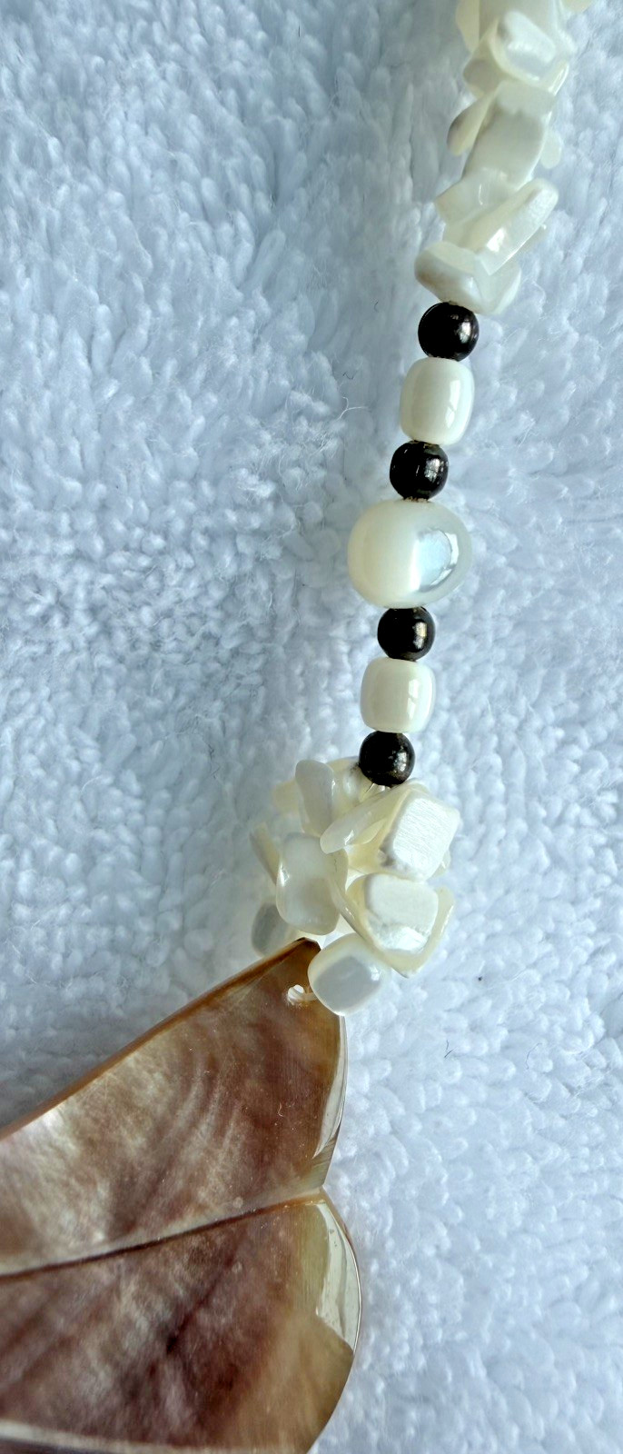 Vintage Mother of Pearl Clam Shell-Shaped Necklace with Single Chip Bead Strand