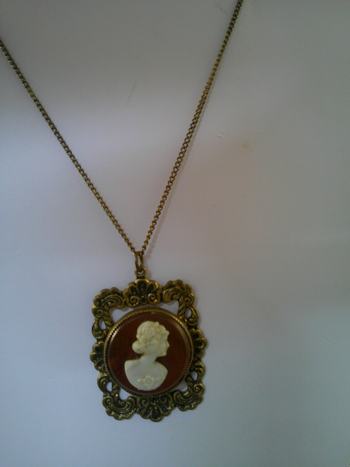 Gold Clad Cameo Pendant Necklace 18 In Chain Vintage Estate Jewelry