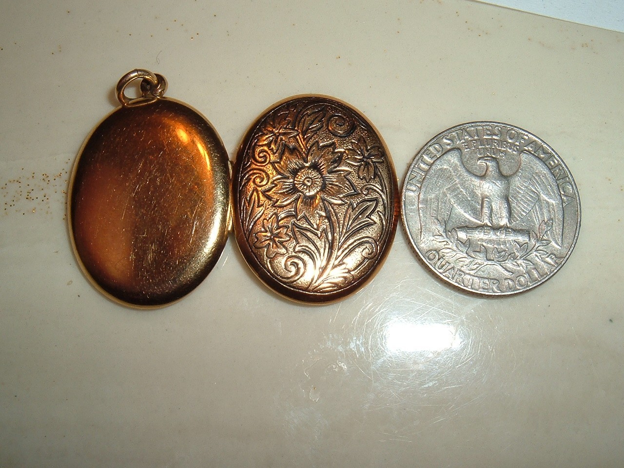 VINTAGE WINARD GOLD FILLED ETCHED FLOWER Charm LOCKET Pendant Necklace Jewelry