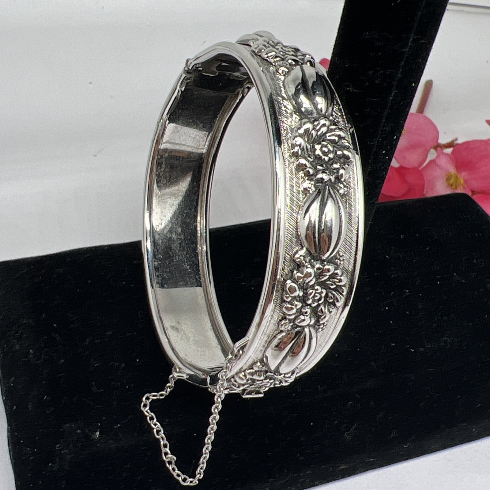 VINTAGE BEAUTIFUL SILVER TONE METAL FLOWER CUFF 7.5” BRACELET WITH SAFETY CHAIN