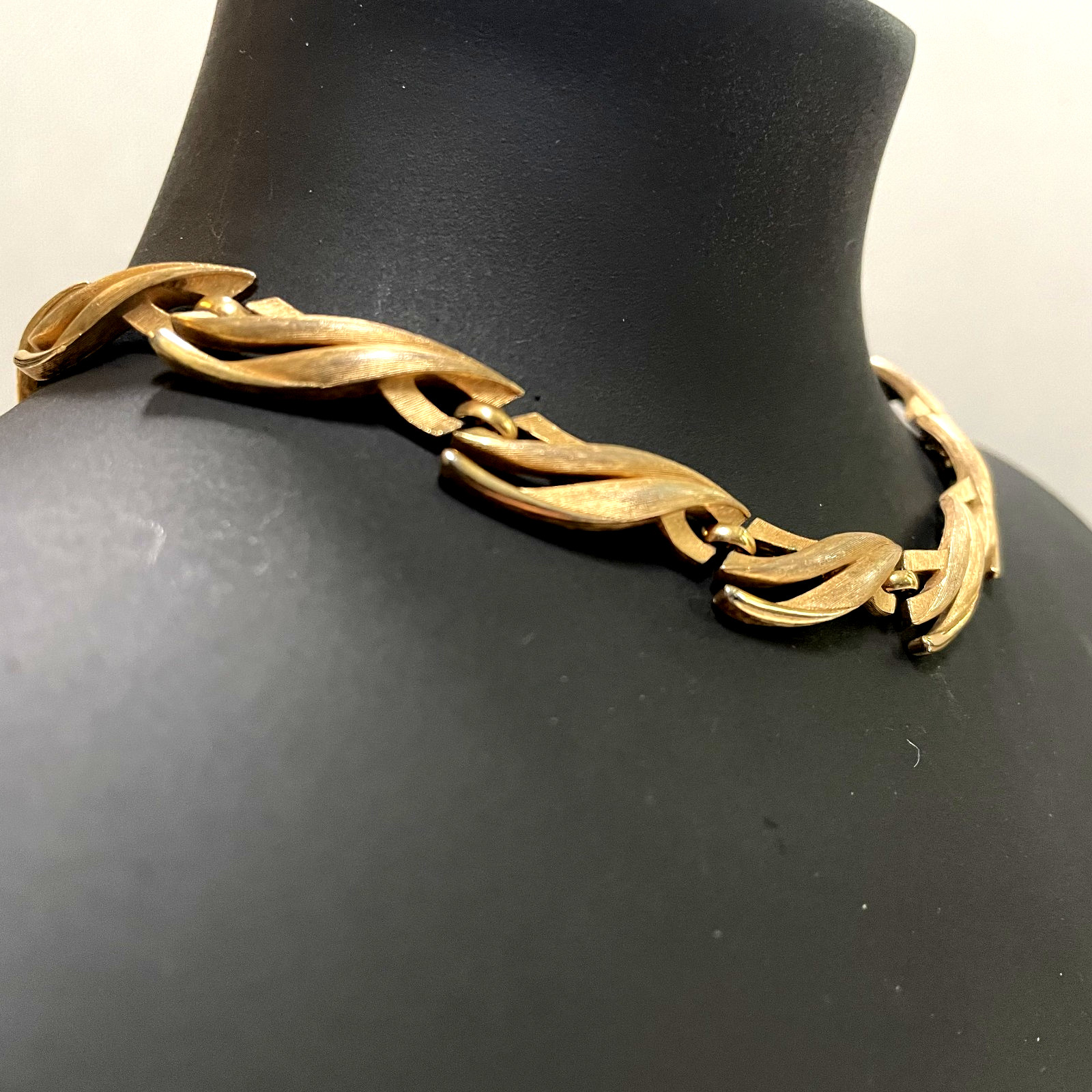 Vintage Crown Trifari Brushed Gold Tone Link Design Leaf Adjustable Necklace 14″
