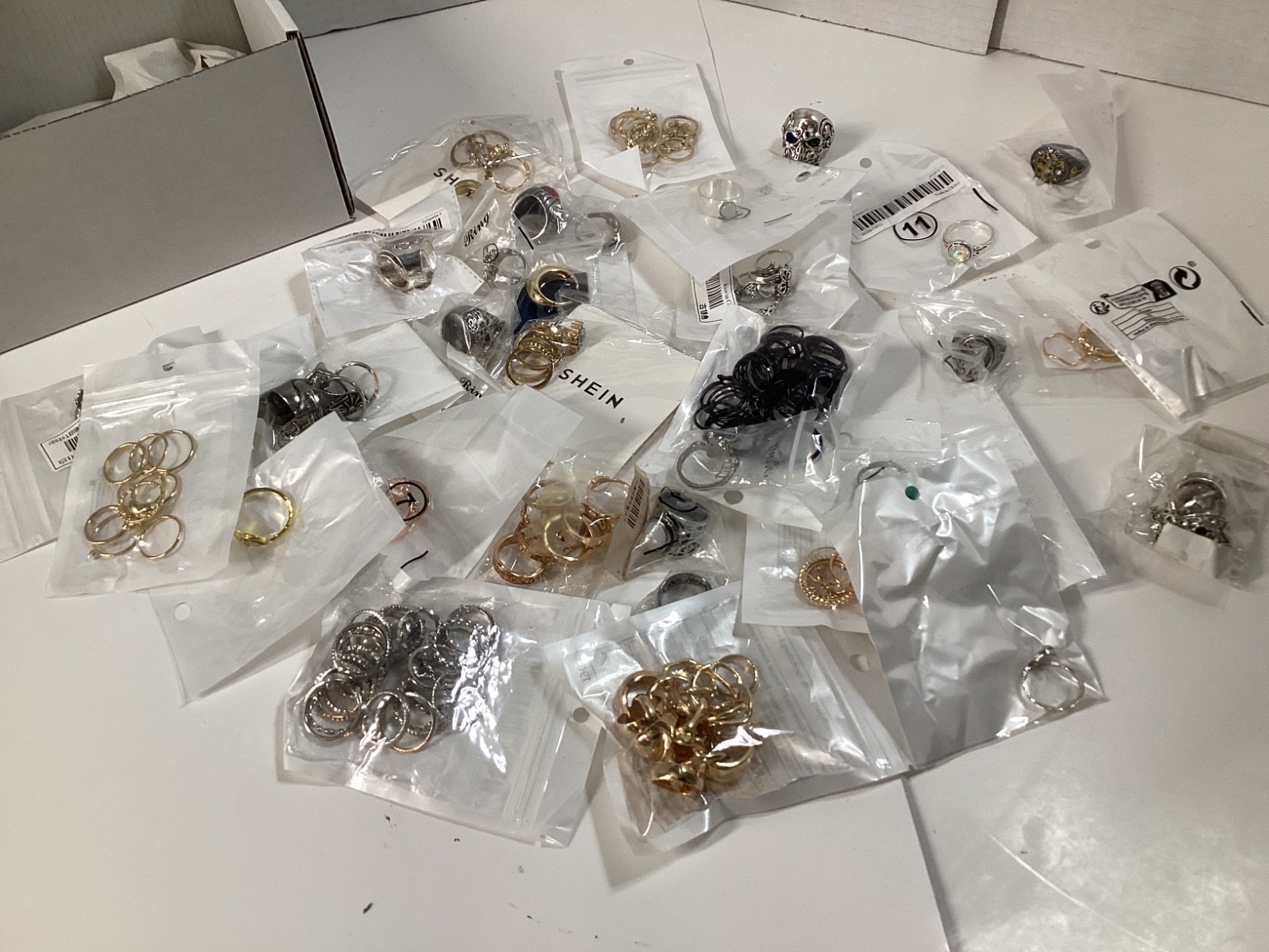 1lb Unsorted Modern Costume Rings Jewelry (M/F) Many Sizes Designs