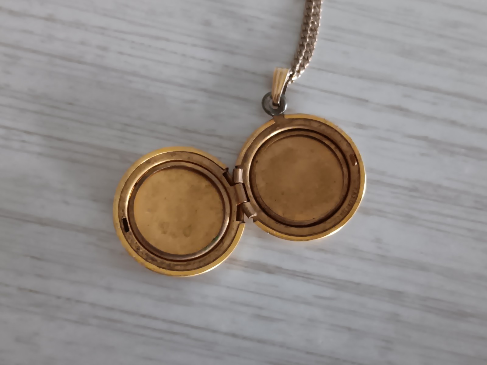 A&Z 1/20th 12k GF Gold Filled Round Locket Necklace Etched Shield Design 18″