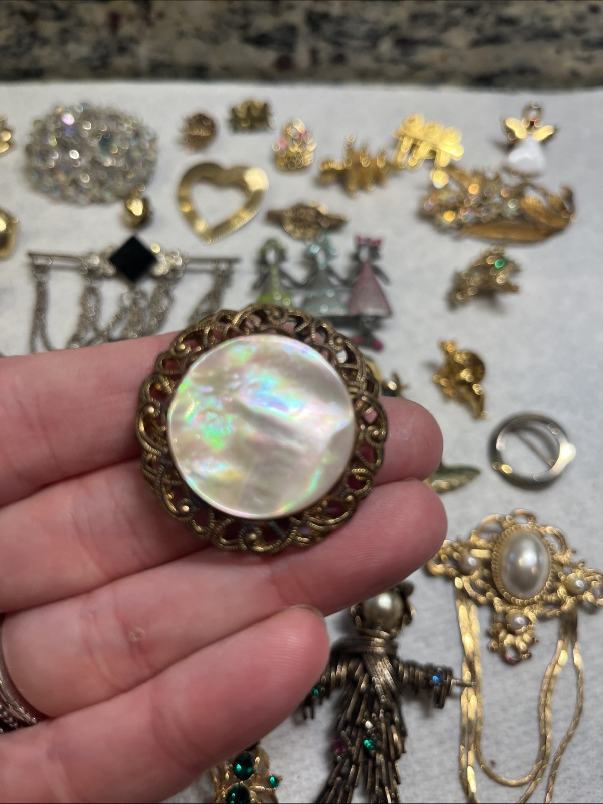 Vintage Brooch Pin Lot Gold Tone Silver Tone Mixed Materials 33 Pc Stones Ect
