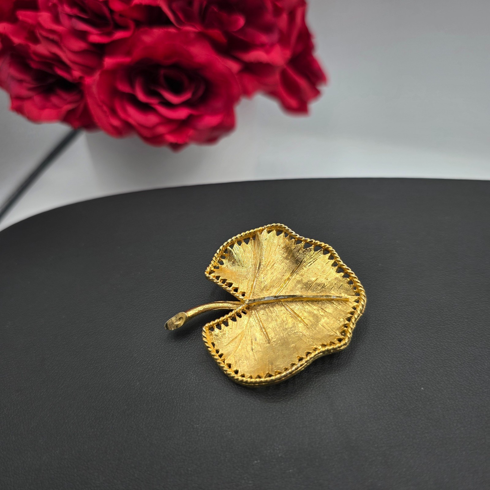 Vintage BSK Unisex Adult Gold Tone Leaf Brooch Pin Signed 2.2″X1.8″ Elegant
